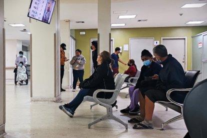 Los pacientes o sus familiares intentan enviar mensajes y hacer llamadas, sin suerte, durante los apagones en el hospital.