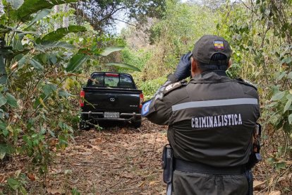 Los agentes buscaron huellas en la camioneta que fue localizada entre los matorrales del sector 24 de Mayo.
