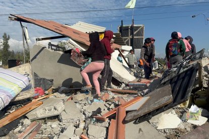 Al amanecer, vecinos y familiares ayudaron a recuperar enseres entre los escombros de la vivienda.