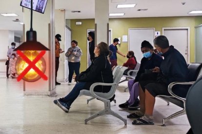Los pacientes o sus familiares intentan enviar mensajes y hacer llamadas, sin suerte, durante los apagones en el hospital.