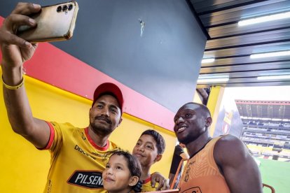 Aníbal Chalá compartiendo con hinchas de Barcelona antes del viaje a Ambato.