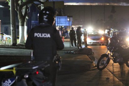 Policías llegaron al sitio para acordonar el área e impedir que transeúntes se acerquen al cadáver.