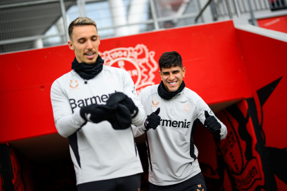 Piero Hincapié (d) se integró a la práctica de Bayer Leverkusen, tras su paso con la selección ecuatoriana