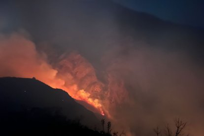 El fuego sigue ardiendo en San Pedro de Vilcabamba.