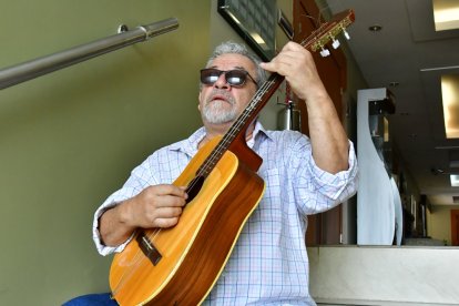 Héctor Napolitano conocido como Viejo Napo, es un cantante y compositor ecuatoriano.