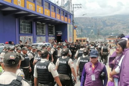 Policías en los exteriores del estadio de Ambato.
