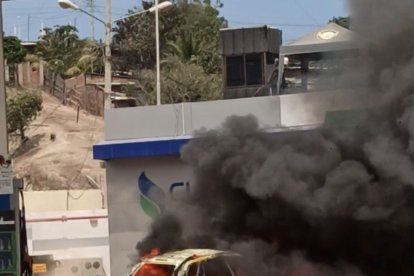 El vehículo incendiado en Manta.