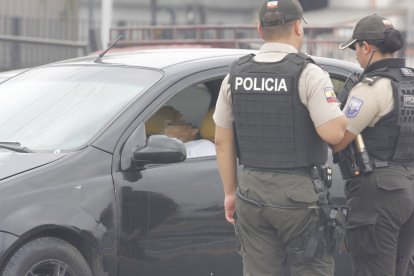 La víctima quedó dentro del carro que conducía por la vía a Daule.