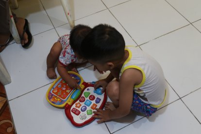 Dante y Eithan juegan juntos. La diferencia de edad no es impedimento.