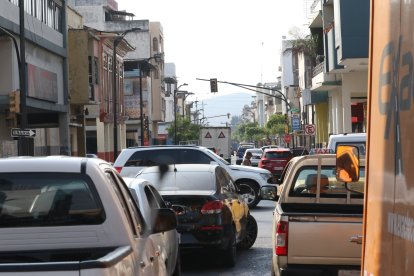 Cuando los semáforos no funcionan, los conductores  ‘lanzan’ el carro. Si no, no logran cruzar las avenidas, pues nadie cede el paso.