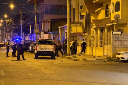 Lanzan explosivos a una jefatura en El Oro.