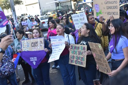 Varias mujeres manifestaron por el 25N en Quito.