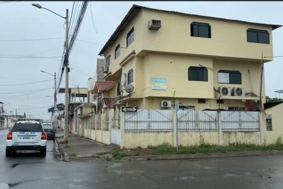 La oficina de Antinarcóticos de la Policía en Machala presentaba daños en los ventanales.