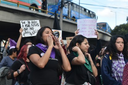 Mujeres se unieron y gritaban consignas de justicia ante violencia de género.
