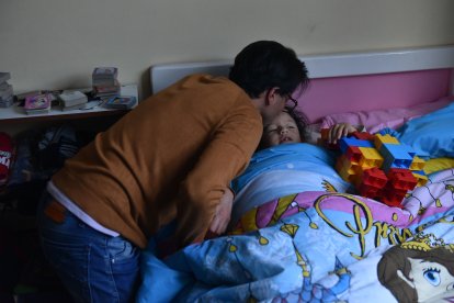 Por ahora, Óscar se dedica ciento por ciento al cuidado de su hija.