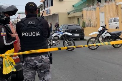 Uniformados en la escena del barrio Jocay, en Manta.