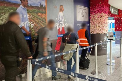 La mujer estaba con un acompañante, a quien también lo regresaron a su país de origen.