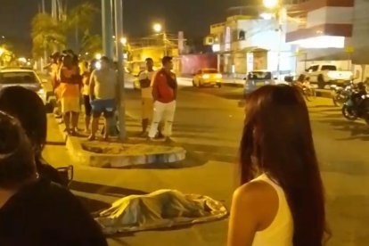 En la calzada quedó la víctima del accidente.