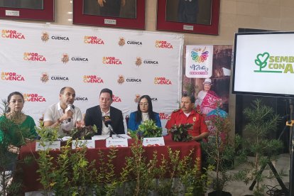 El alcalde de Cuenca, Cristian Zamora (c), criticó la falta de trabajo organizado y conjunto por parte del gobernador Santiago Malo.