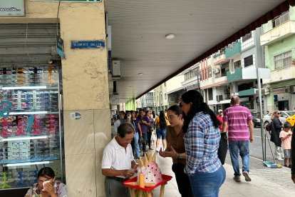 Javiera Rosero (marrón) y Carolina Vera (celeste) le comentaban a don Ángel que estaba a punto de recibir una ayuda social.