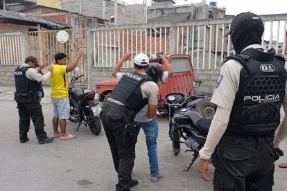 Agentes policiales hicieron operativos en varias vías. En la calle  Tito Ramírez, centro de la ciudad, revisaron a motorizados.