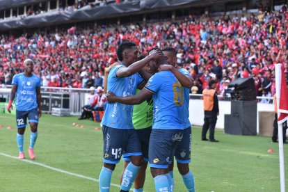 Jugadores de El Nacional celebraron el primer gol en la final de Copa Ecuador ante IDV