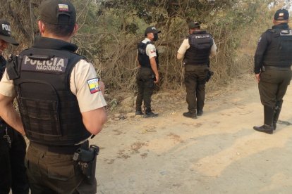 Agentes policiales inspeccionaron la zona donde hallaron el cadáver.