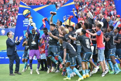 El Nacional vuelve a levantar un trofeo luego de más de 15 años.