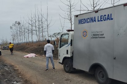 Tras las pericias el cadáver fue embarcado en el carro de Medicina Legal y trasladado al Laboratorio de Criminalística.