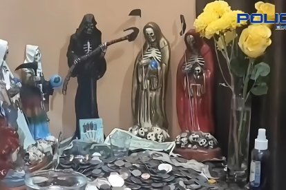 En los allanamientos, los investigadores  hallaron también un altar de la santa muerte y otros objetos, al parecer, con los que hacían rituales.