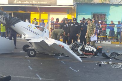 Los peritos revisaron minuciosamente las partes del motor de la avioneta