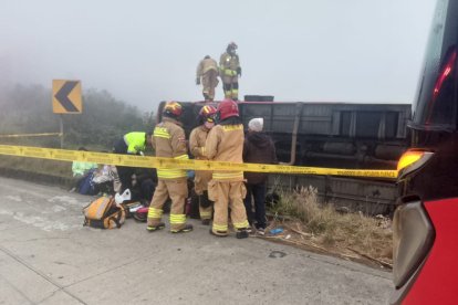 Un bus que cubría la ruta Quito - Loja se volcó en la provincia de Azuay, en el ingreso a Jima, y siete personas resultaron heridas.