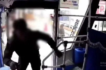 El atraco quedó filmado en la cámara del bus de transporte urbano.