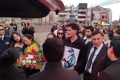 Con fotos de la capitana Diana, sus parientes le dieron el último adiós.