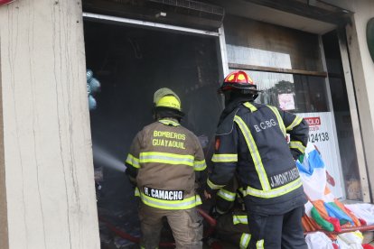El fuego inició en un local de venta de artículos para fiestas.