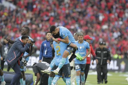 La celebración de los jugadores de El Nacional tras ganar la final de la Copa Ecuador.
