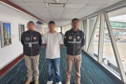 El ciudadano fue traído a Ecuador. Dos policías lo llevaban a su arribo al país.