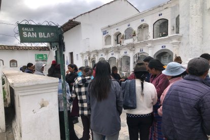 Los familiares de la mujer fallecida llegaron a la morgue a llevarse el cuerpo, en medio de la consternación