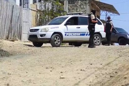 La policía investiga el asesinato de dos hermanos en el barrio Las Minas del cantón La Libertad.