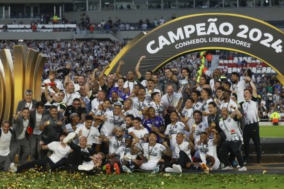 Jugadores de Botafogo celebran con el trofeo, al ganar la Copa Libertadores ante Atlético Mineiro, en el estadio Más Monumental en Buenos Aires (Argentina)