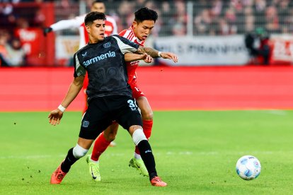 Hincapié (i) fue el encargado de marcar al surcoreano Jeong, figura del Unión Berlín.