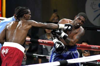 Carlos Mina, en su regreso al ring, conectó fuertes golpes sobre Diego Quiñónez.