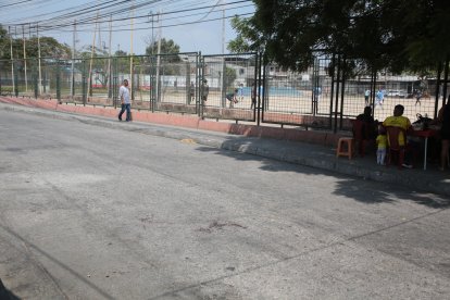Las víctimas se encontraban bebiendo en este sector, cerca de un colegio de Guayaquil.