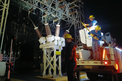 Técnicos de CNEL EP realizan trabajos de mantenimiento en una subestación eléctrica.