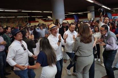 Con canciones populares e icónicas, las autoridades y ciudadanos celebraron el primer año del Metro de Quito.