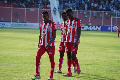 Jugadores de Técnico Universitario en el empate 2-2 ante Barcelona