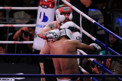 Kaviedes (arriba) derrotó por KO a Armando Paredes en la velada boxística Kiños del Año la noche del sábado 30 de noviembre.