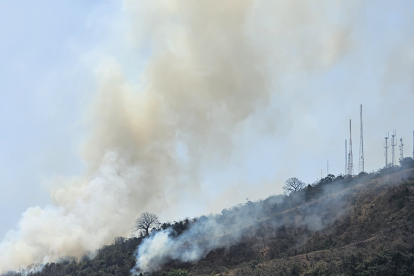 El incendio se divisa desde diferentes partes del norte de la ciudad.