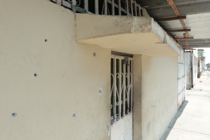 En la fachada del inmueble quedaron oficios provocados por los proyectiles.
