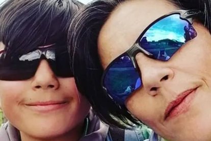 Sandra Reyes al lado de su hijo Gerónimo.